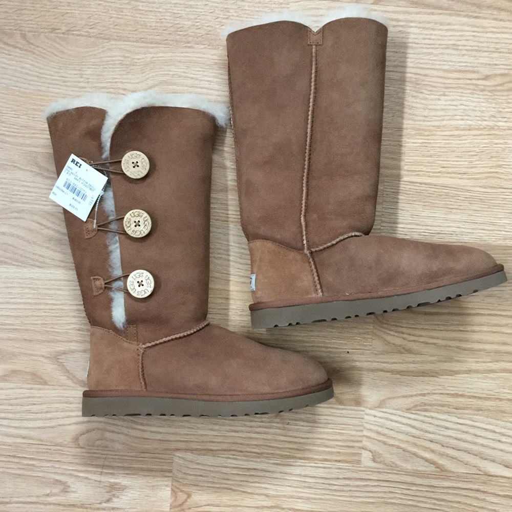 Ugg bailey button triplet boots-chestnut size 8